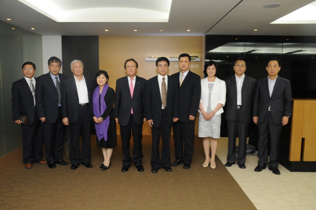 인민일보본사 왕융푸부사장님과 삼성생명 박근희사장님 기념촬영